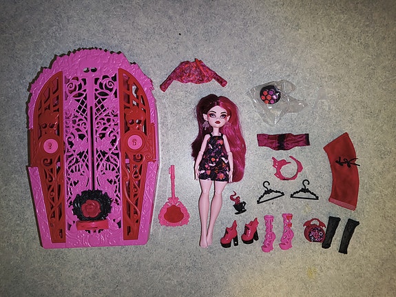 Monster High Draculaura Skulltimate Secrets + kaappi, täydellinen tavara setti