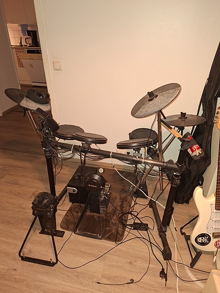Alesis dm6 sähkörummut.