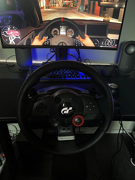Myydään Logitech Driving Force GT -ratti ja polkimet