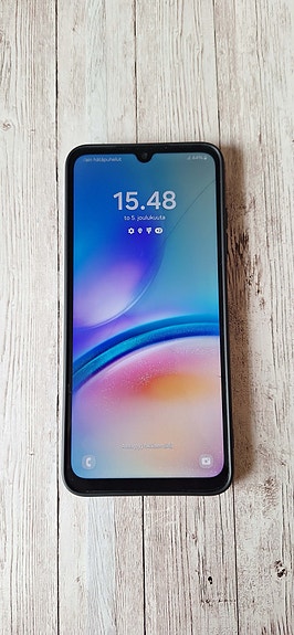 Samsung Galaxy A05s (näyttö halki) + tarvikkeet