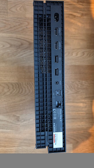 Erittäin vähän käytetty Microsoft Xbox One 1TB pelikonsoli