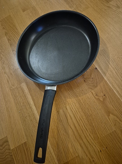 Kaksi Fiskarsin paistokasaria