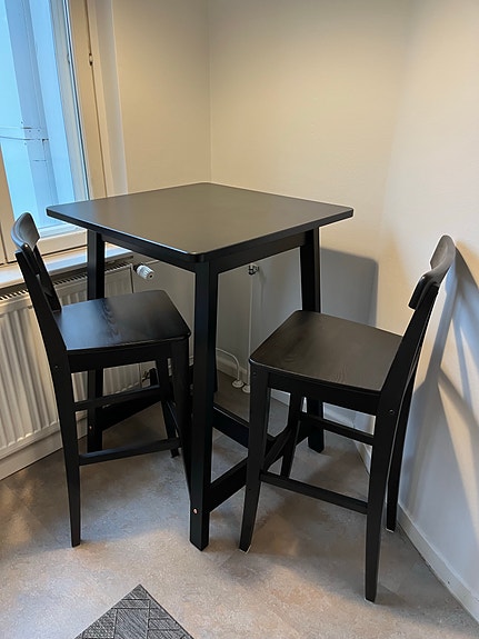 Korkea musta ruokailuryhmä