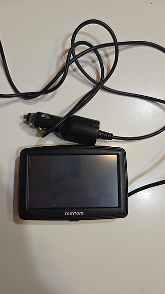 TomTom auton navigaattori laturilla