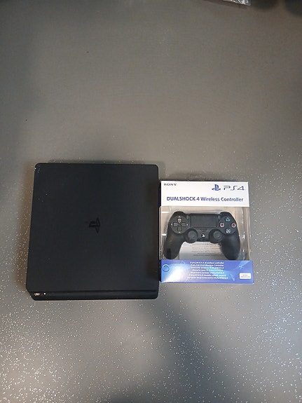 Sony PlayStation 4 konsoli ja DualShock 4 ohjain