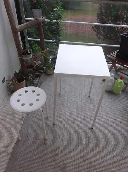IKEA valkoinen pöytä ja jakkara