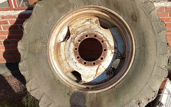 Valmet metsäkoneen renkaat vanteineen 2kpl