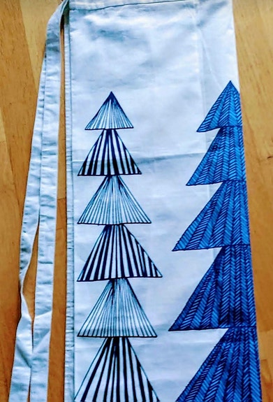 Marimekko kuusikossa essu