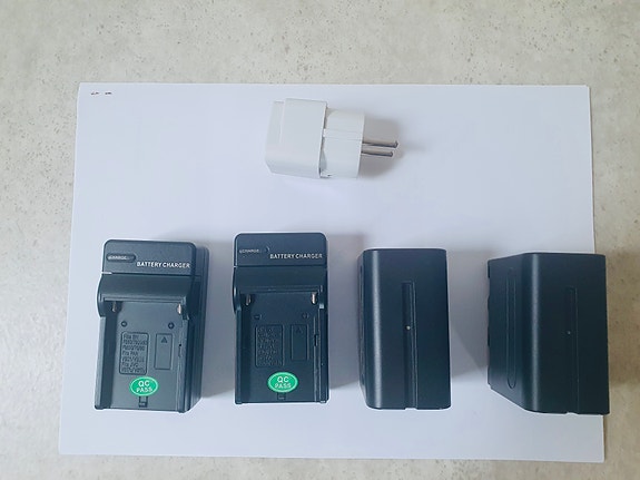 NP F-970 7.4V ---6600mAh Li-ion ( 2x AKUT ja 2x Laturit)
