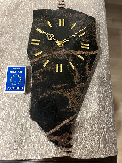 Uusi Kurun graniittinen seinäkello