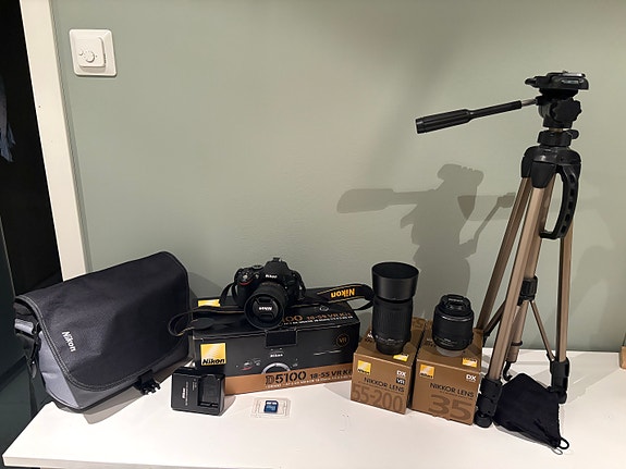 Nikon D5100 järjestelmäkamera + 18–55mm, 55–200mm ja 35mm objektiivit