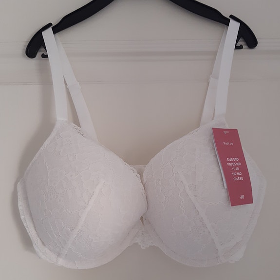 Kahdet uudet Push Up -rintaliivit koko 80 D