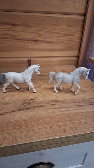 Harvinaiset Schleich Lipizzan-hevoset (tamma & ruuna) – poistuneet mallit