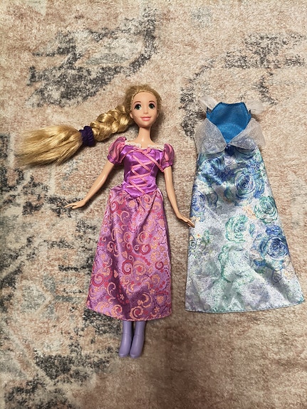 vintage 2006 Barbi Mattel Rapunzel-nukke vaatteilla