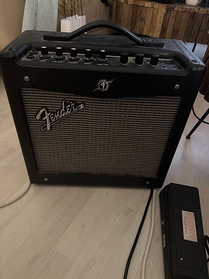 Fender Mustang 1 musta
