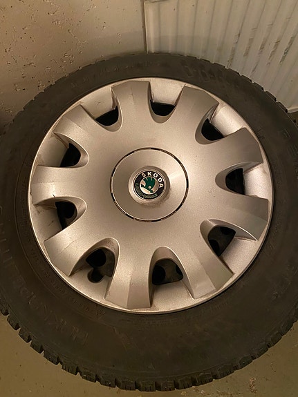 Nokian talvirenkaat nastoilla 195/65 R15 teräsvanteilla