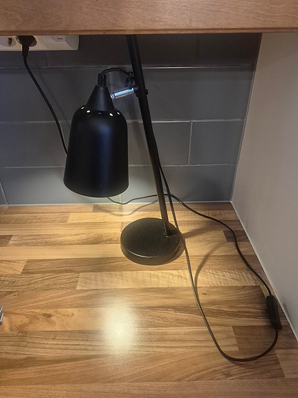 Musta pöytälamppu
