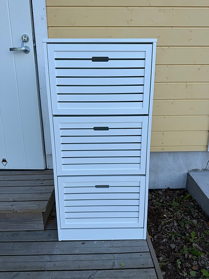 Hyväkuntoinen valkoinen Ikea kenkäkaappi