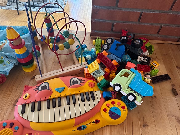 Lelut paketti- lego, piano, helmisokkelo