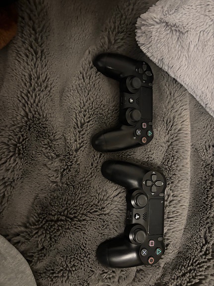 kaksi Sony PlayStation 4 DualShock 4 ohjain musta