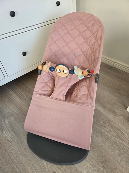 Baby Björn Bliss -sitteri ja lelukaari