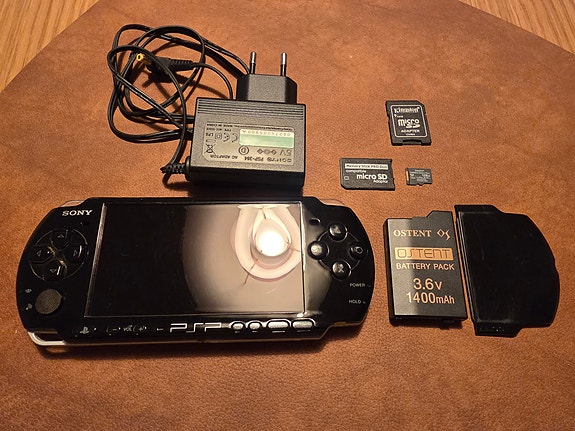 Sony PSP 3000 Supersetti *Uusi akku + 128GB + laturi*