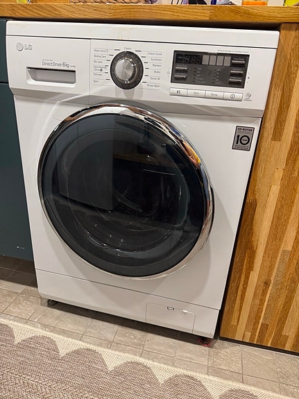 LG edestä täytettävä pesukone valkoinen