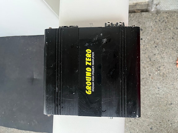 Ground Zero 300W RMS -vahvistin (ei toimi).