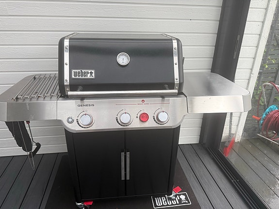 Weber Genesis kaasugrilli musta
