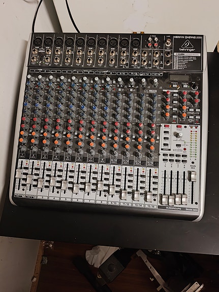 Behringer Xenyx QX2442USB mikseri