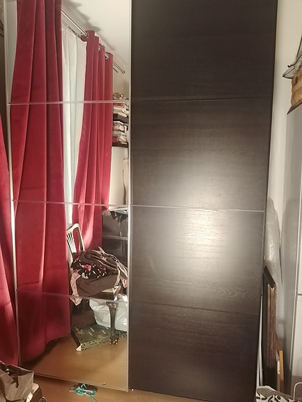 Iso Ikean Pax vaatekaappi liikuteltavalla peilillä