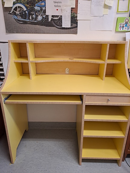IKEA kirjoituspöytä hyllyillä keltainen