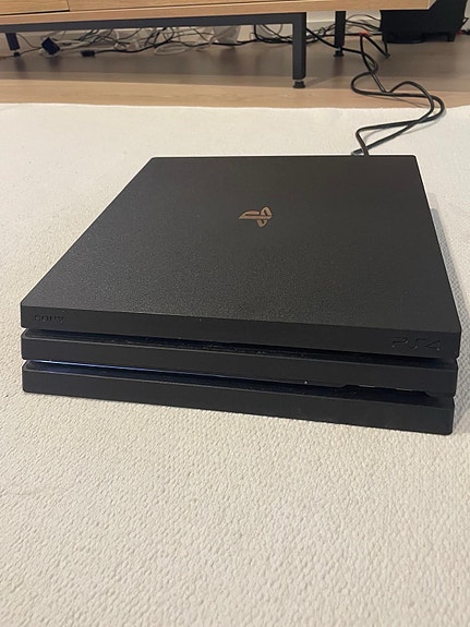 PlayStation 4 Pro (5 peliä + ohjain + näyttö)