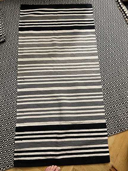 Raidallinen pieni puuvillamatto