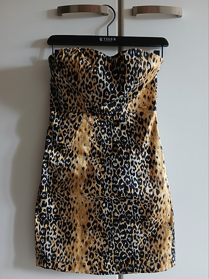 GUESS kelta-musta "pantteri"-mekko XS