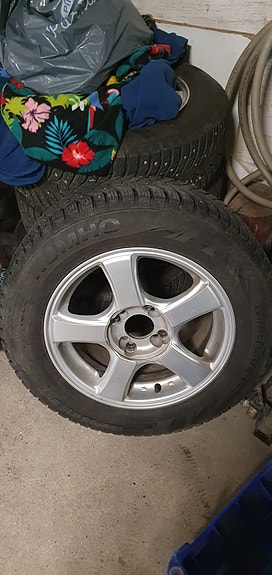 4kpl Hyvät Kumho Wintercraft 195/65R15 nastarenkaat vanteilla. Vain nouto!