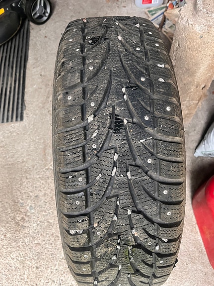 Nastarenkaat 215/65R16 teräsvanteilla