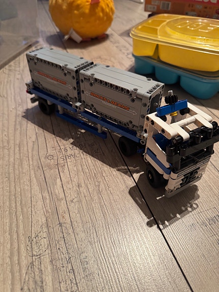 LEGO Technic kuorma-auto ja perävaunu