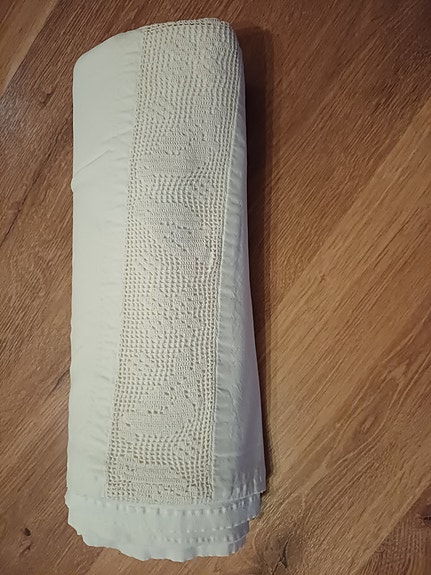 Valkoinen vanha pitsilakana