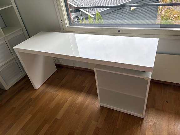 Muurame työpöytä ja lipasto