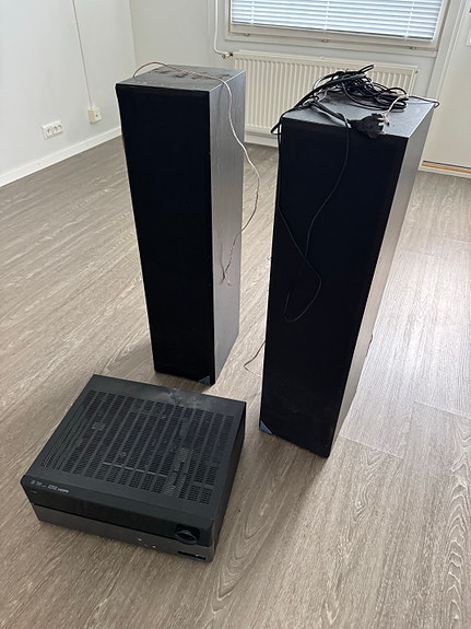 Harman Kardon vahvistin ja lattiakaiuttimet musta