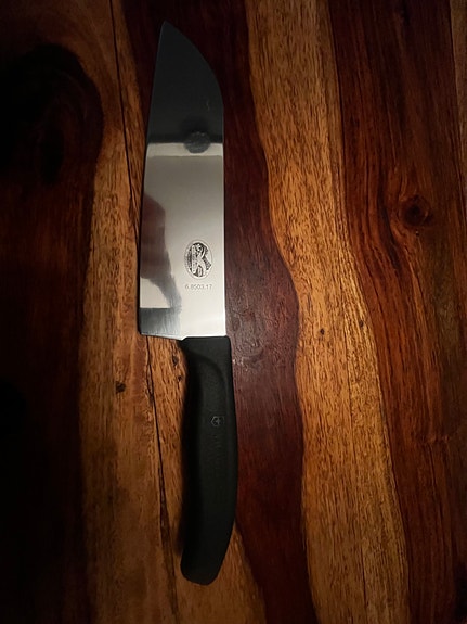 Victorinox Santoku-veitsi (Musta kahva)