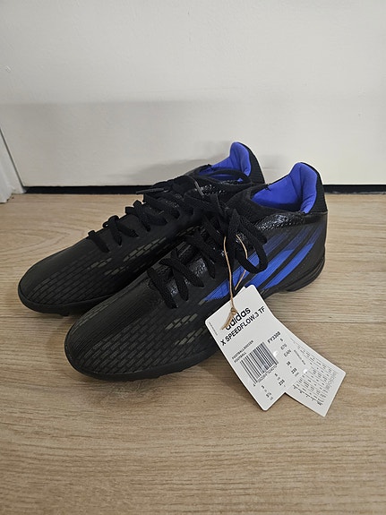 Adidas jalkapallokengät