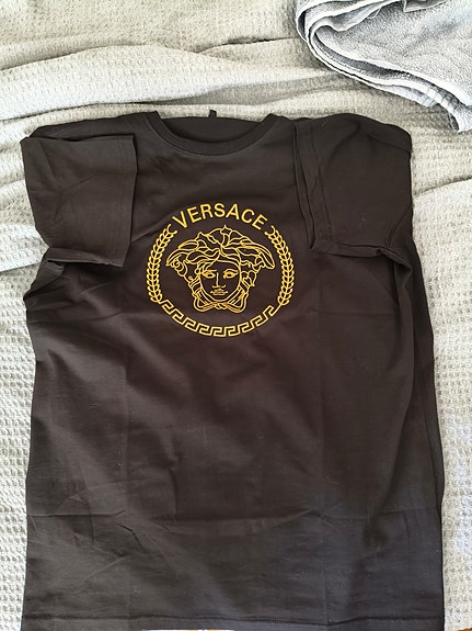 Aito Miesten Versace merkkinen t paita myyntiin ollut erittäin vähällä käytöllä