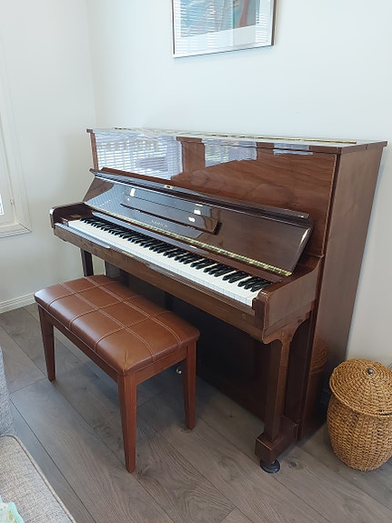 Viritetty Samick-piano ja pianopenkki