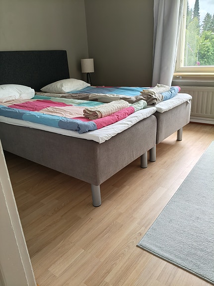 Varattu/Kaksi 80 cm sänkyä