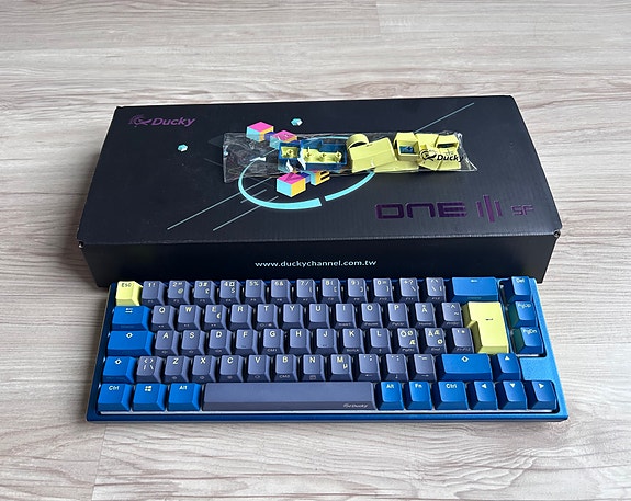 Ducky One III SF, Cherry MX Black — 65% mekaaninen näppäimistö