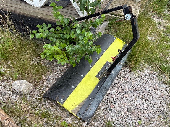 Lumi-/puskulevy traktoriin tai mönkijään