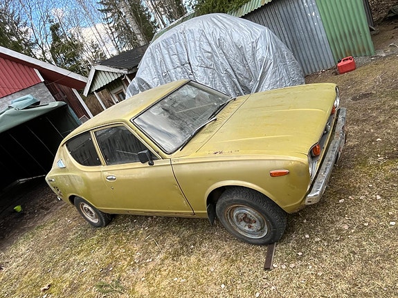 Kaksi datsun 100A