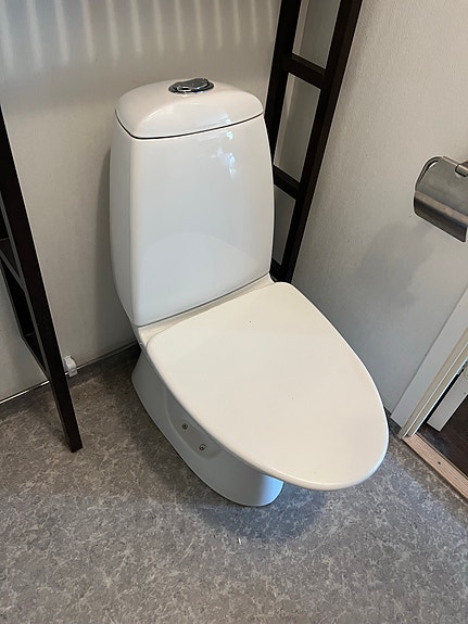 Valkoinen wc-istuin